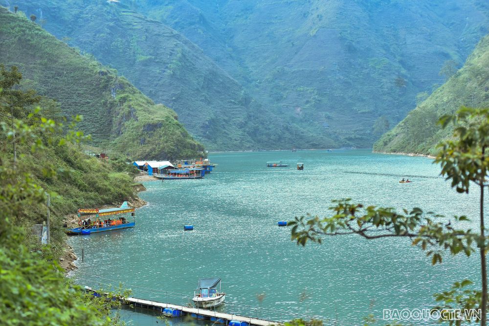 Đi thuyền trên sông Nho Quế ngắm tuyệt tác thiên nhiên