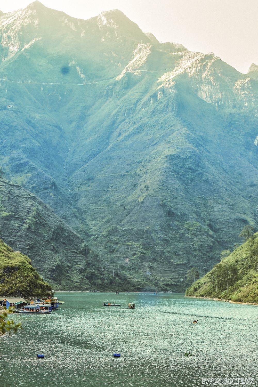 Đi thuyền trên sông Nho Quế ngắm tuyệt tác thiên nhiên