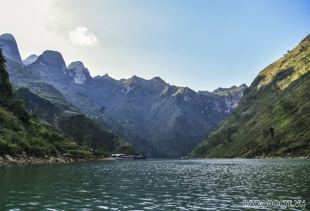 Đi thuyền trên sông Nho Quế ngắm tuyệt tác thiên nhiên