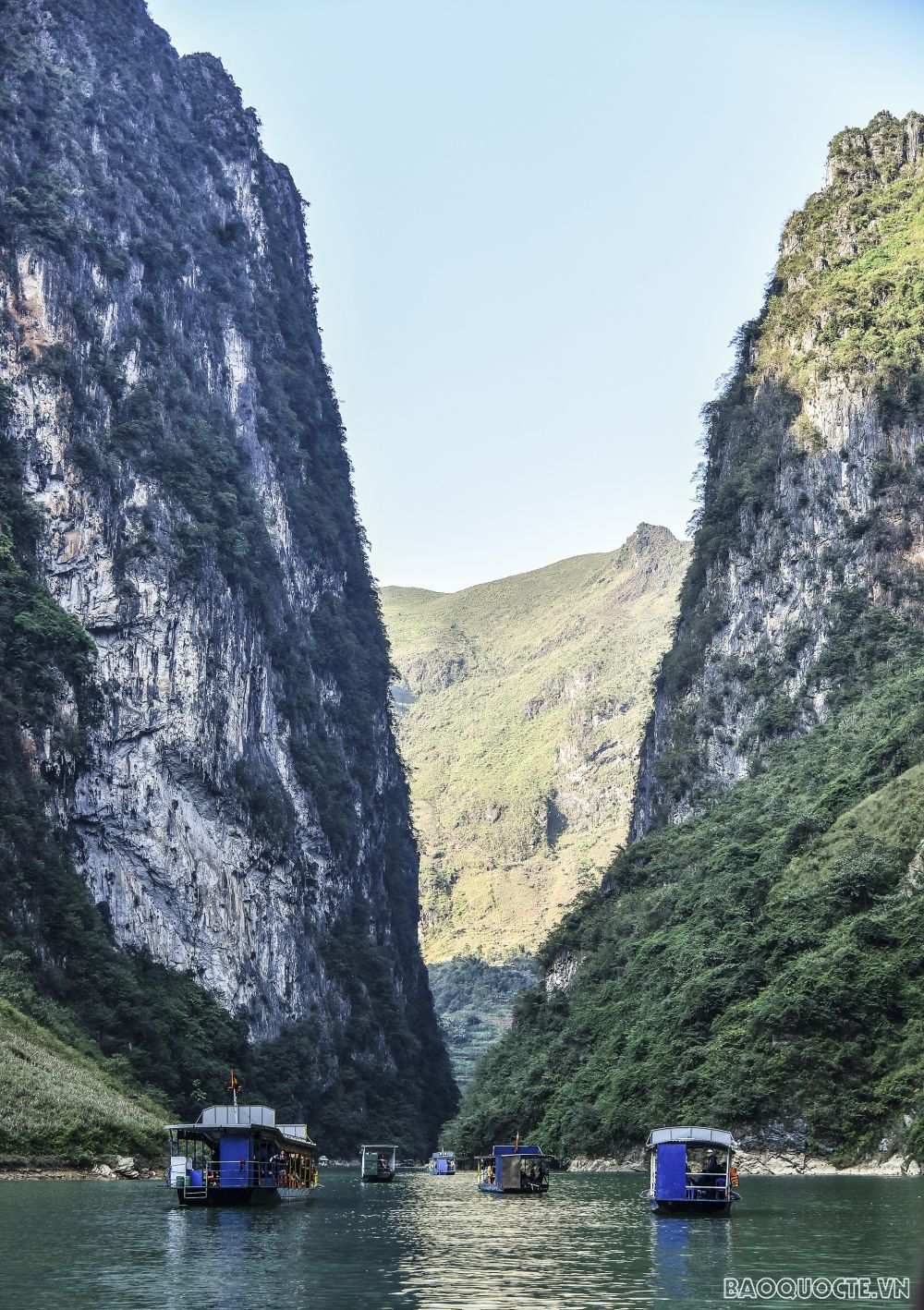 Đi thuyền trên sông Nho Quế ngắm tuyệt tác thiên nhiên