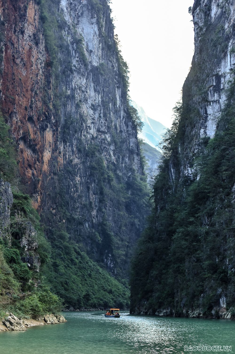 Đi thuyền trên sông Nho Quế ngắm tuyệt tác thiên nhiên