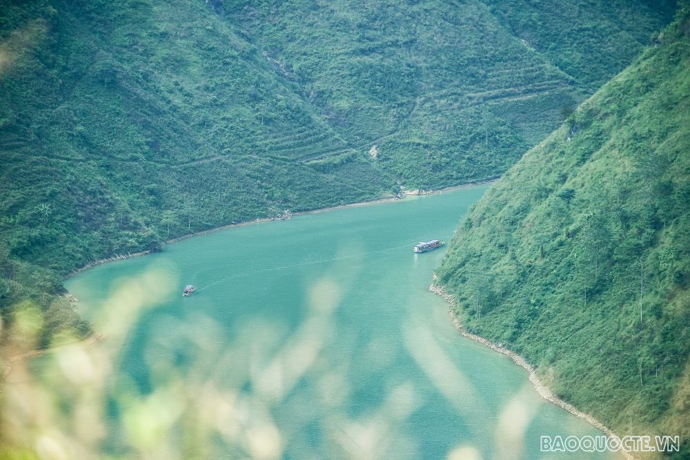 Hẻm vực Tu Sản nằm giữa Đồng Văn và Mèo Vạc. Với độ cao 1500m, sâu 700 - 900m, chảy theo hướng Tây Bắc - Đông Nam, hẻm vực Tu Sản mang vẻ đẹp nên thơ, kỳ bí như sợi chỉ màu ngọc bích huyền ảo, ẩn hiện giữa núi rừng Đông Bắc hiểm trở.