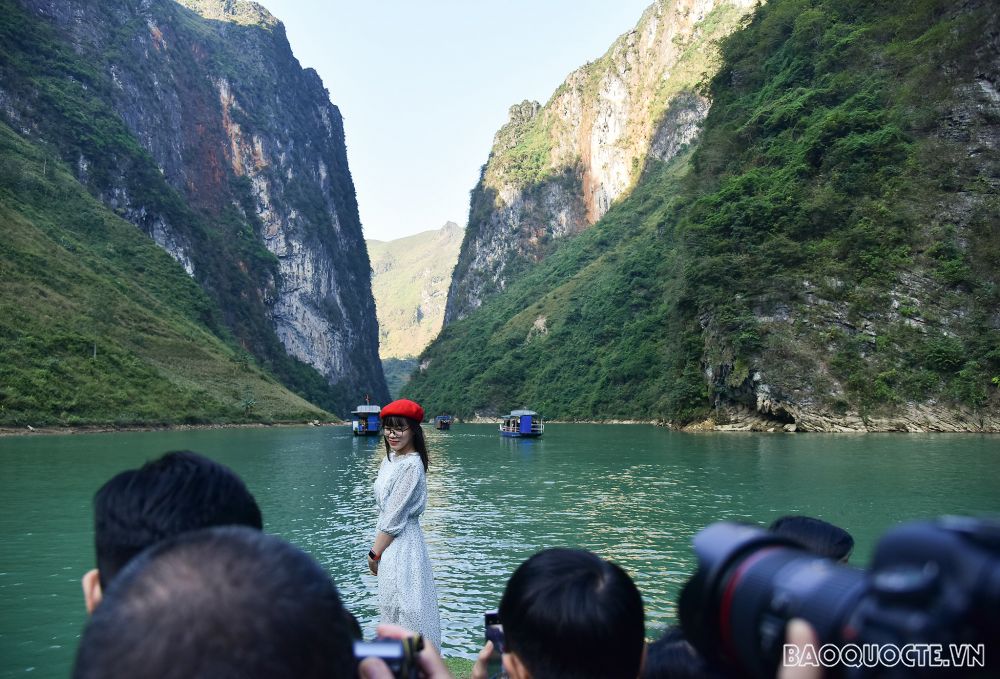 Đi thuyền trên sông Nho Quế ngắm tuyệt tác thiên nhiên