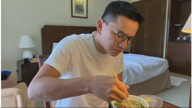 HLV Kiatisuk khen món phở Việt Nam, người hâm mộ nức lòng