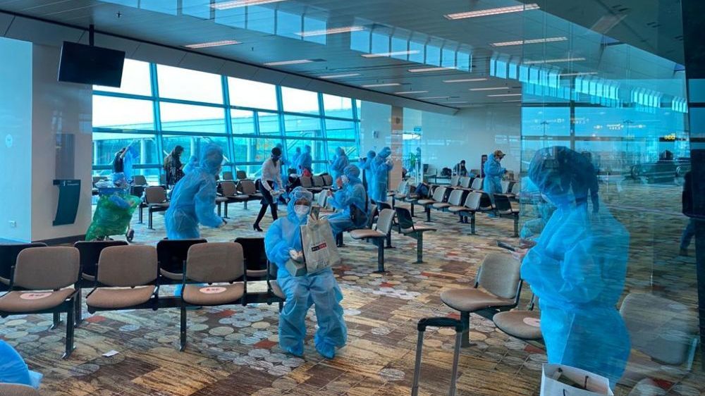 Dịch Covid-19: Đưa 240 công dân từ Singapore về nước an toàn