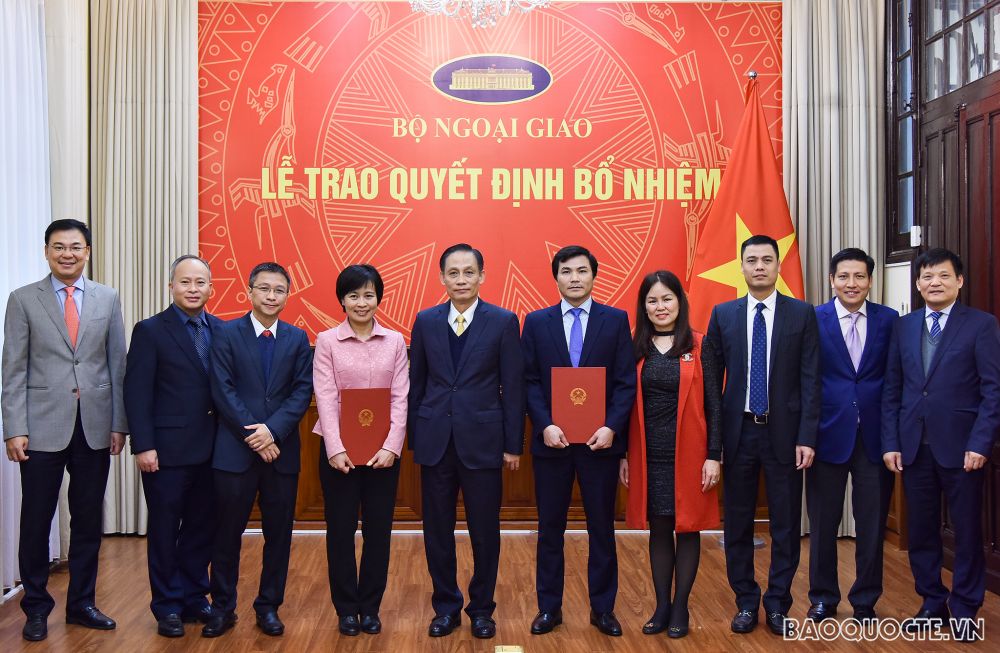 Thứ trưởng Lê Hoài Trung trao quyết định cho 2 cán bộ lãnh đạo, quản lý