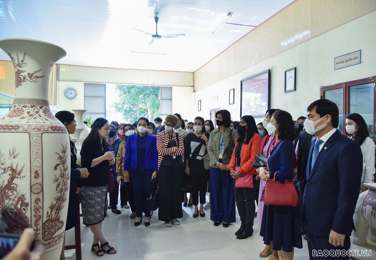 Nhóm AWCH trổ tài vẽ trê sản phẩm gốm