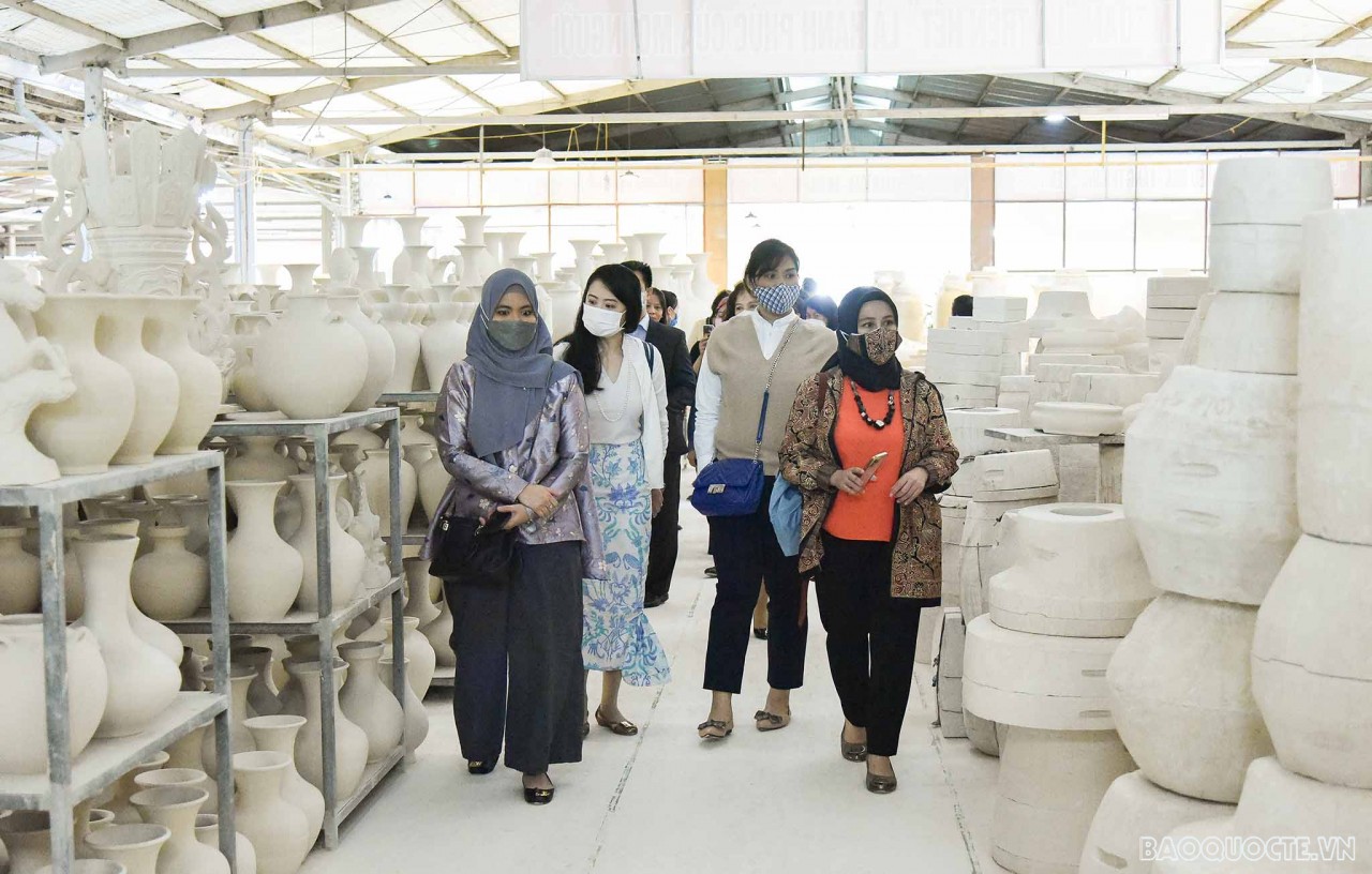 Nhóm AWCH trổ tài vẽ trê sản phẩm gốm