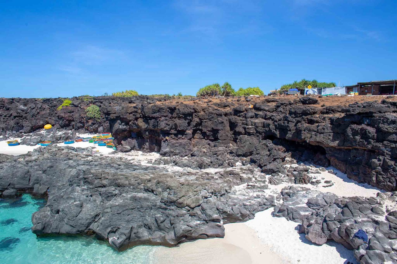 Thế nhưng, không “đầu hàng” trước dịch bệnh, dù việc phục hồi hậu đại dịch là không đơn giản, song những người làm du lịch trên đảo Lý Sơn vẫn luôn có sự chuẩn bị, nêu cao tinh thần huyện đảo mở cửa đón du khách trở lại. 