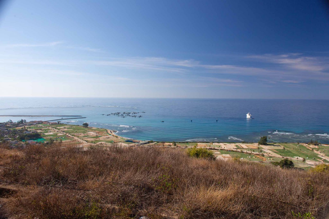 Du khách đến với đảo Lý Sơn sẽ đi tàu cao tốc từ cảng Sa Kỳ với thời gian khoảng một giờ, trên đảo được tham quan những thắng cảnh nổi tiếng như: Hải đăng trên núi Thới Lới, cổng Tò vò chứng tích của núi lửa từ triệu năm trước, Hang câu, chùa Hang và những món ăn nổi tiếng của biển khơi, ngoài ra còn được tận mắt chiêm ngưỡng những cánh đồng tỏi, hành mênh mông được trồng trên cát trắng nhưng cho chất lượng đặc biệt.