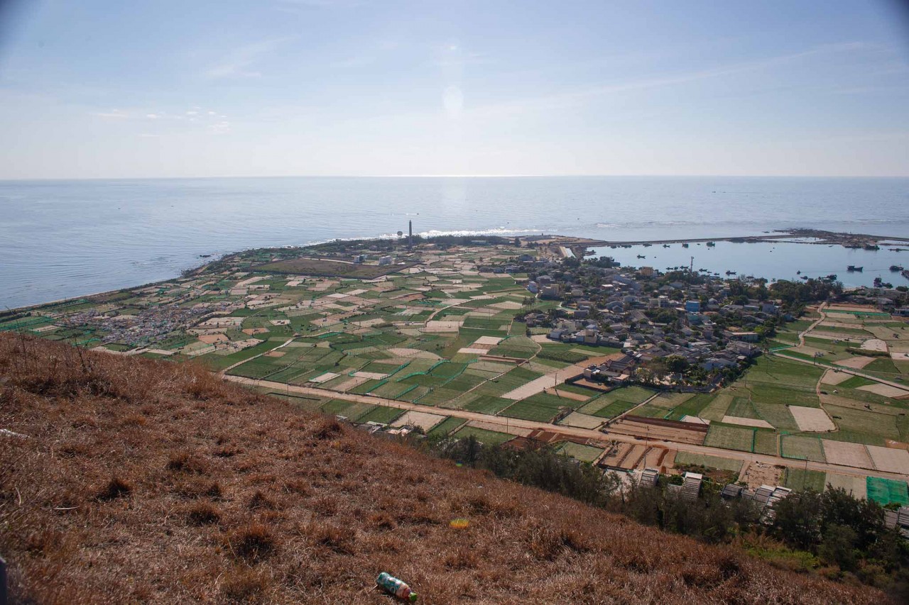 Lý Sơn có diện tích 10,39 km2, dân số hơn 22.000 người, huyện đảo gồm đảo lớn Lý Sơn và đảo Bé, còn gọi là Cù lao Bờ Bãi nằm ở phía bắc đảo lớn.