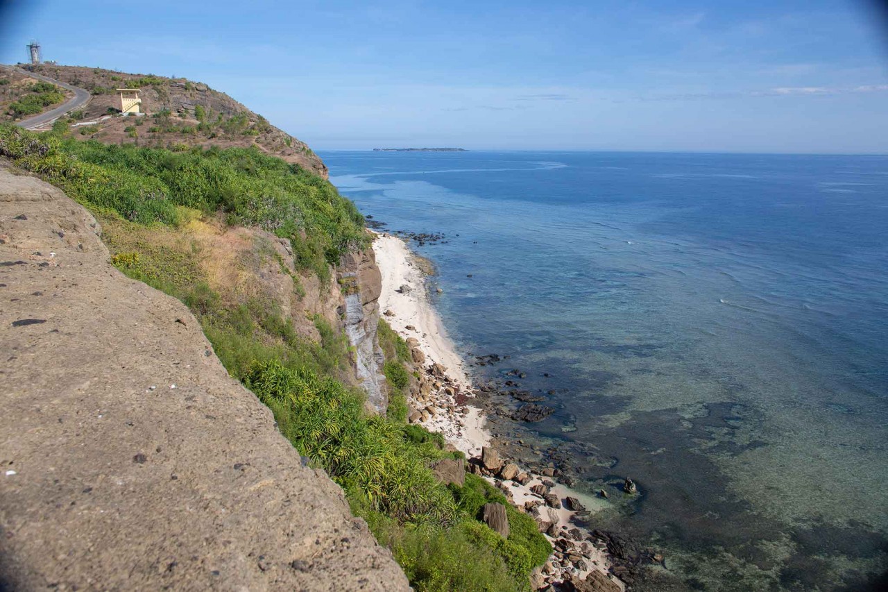 Theo ước tính, tổng lượt khách đến Lý Sơn trong năm 2020 khoảng 290.000 người. Doanh thu từ du lịch chiếm 21% tổng giá trị ngành kinh tế. Tuy nhiên, trong khoảng 10 tháng năm 2021, du khách đến Lý Sơn giảm gần 34% so với cùng kỳ năm 2020, 83% so với năm 2019. Từ tháng 1/2021 đến nay, huyện Lý Sơn chỉ đón gần 39.000 du khách. Đây là lượng khách thấp nhất trong vòng 5 năm qua. 