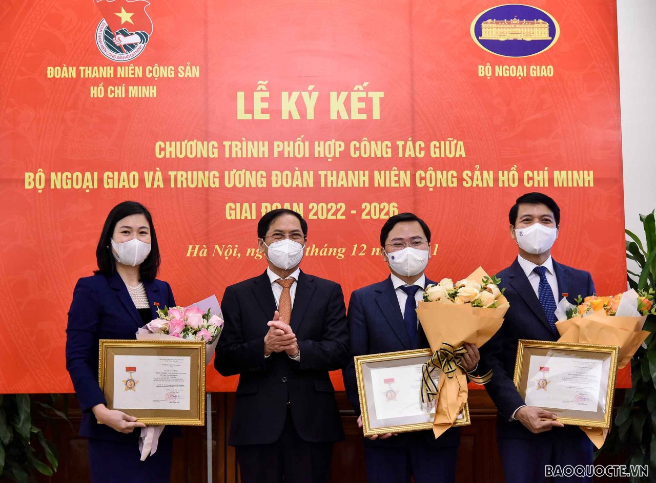Nhân dịp này, Bộ trưởng Bộ Ngoại giao Bùi Thanh Sơn đã trao tặng Kỷ niệm chương “Vì sự nghiệp Ngoại giao Việt Nam” cho đồng chí Nguyễn Anh Tuấn - Bí thư thứ nhất T.Ư Đoàn; đồng chí Nguyễn Ngọc Lương - Bí thư T.Ư Đoàn; cùng 3 đồng chí lãnh đạo các Ban Trung ương Đoàn và Ủy ban Quốc gia về Thanh niên Việt Nam. Nhân dịp này, Bộ trưởng Bộ Ngoại giao Bùi Thanh Sơn đã trao tặng Kỷ niệm chương “Vì sự nghiệp Ngoại giao Việt Nam” cho đồng chí Nguyễn Anh Tuấn - Bí thư thứ nhất T.Ư Đoàn; đồng chí Nguyễn Ngọc Lương - Bí thư T.Ư Đoàn; cùng 3 đồng chí lãnh đạo các Ban Trung ương Đoàn và Ủy ban Quốc gia về Thanh niên Việt Nam.