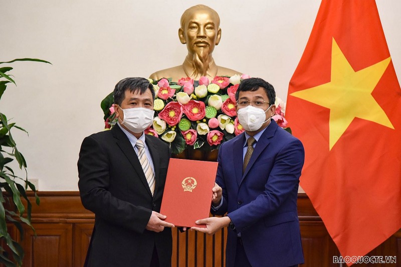 Thứ trưởng Ngoại giao Nguyễn Minh Vũ trao quyết định điều động và bổ nhiệm cán bộ cấp Vụ