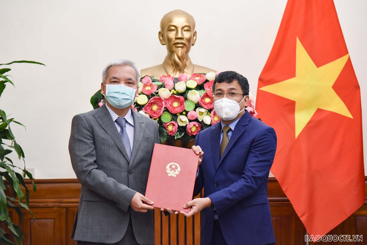 Thứ trưởng Ngoại giao Nguyễn Minh Vũ trao quyết định điều động và bổ nhiệm cán bộ cấp Vụ