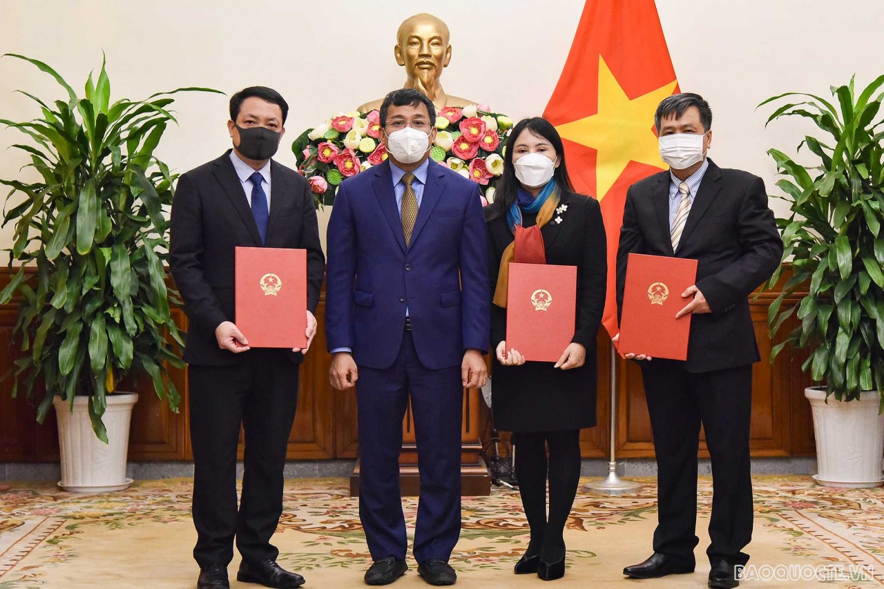 Thứ trưởng Ngoại giao Nguyễn Minh Vũ trao quyết định điều động và bổ nhiệm cán bộ cấp Vụ