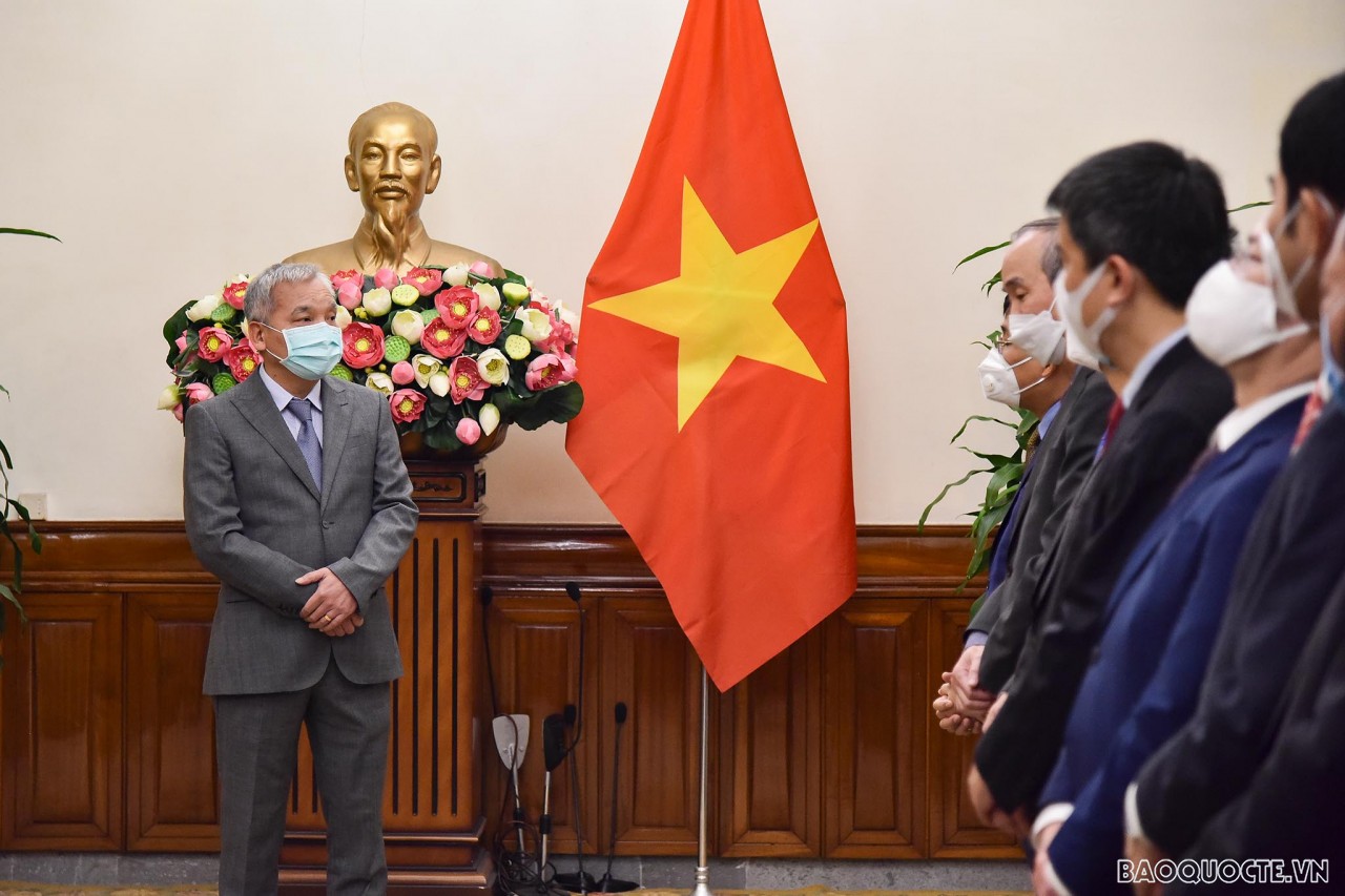 Thứ trưởng Ngoại giao Nguyễn Minh Vũ trao quyết định điều động và bổ nhiệm cán bộ cấp Vụ