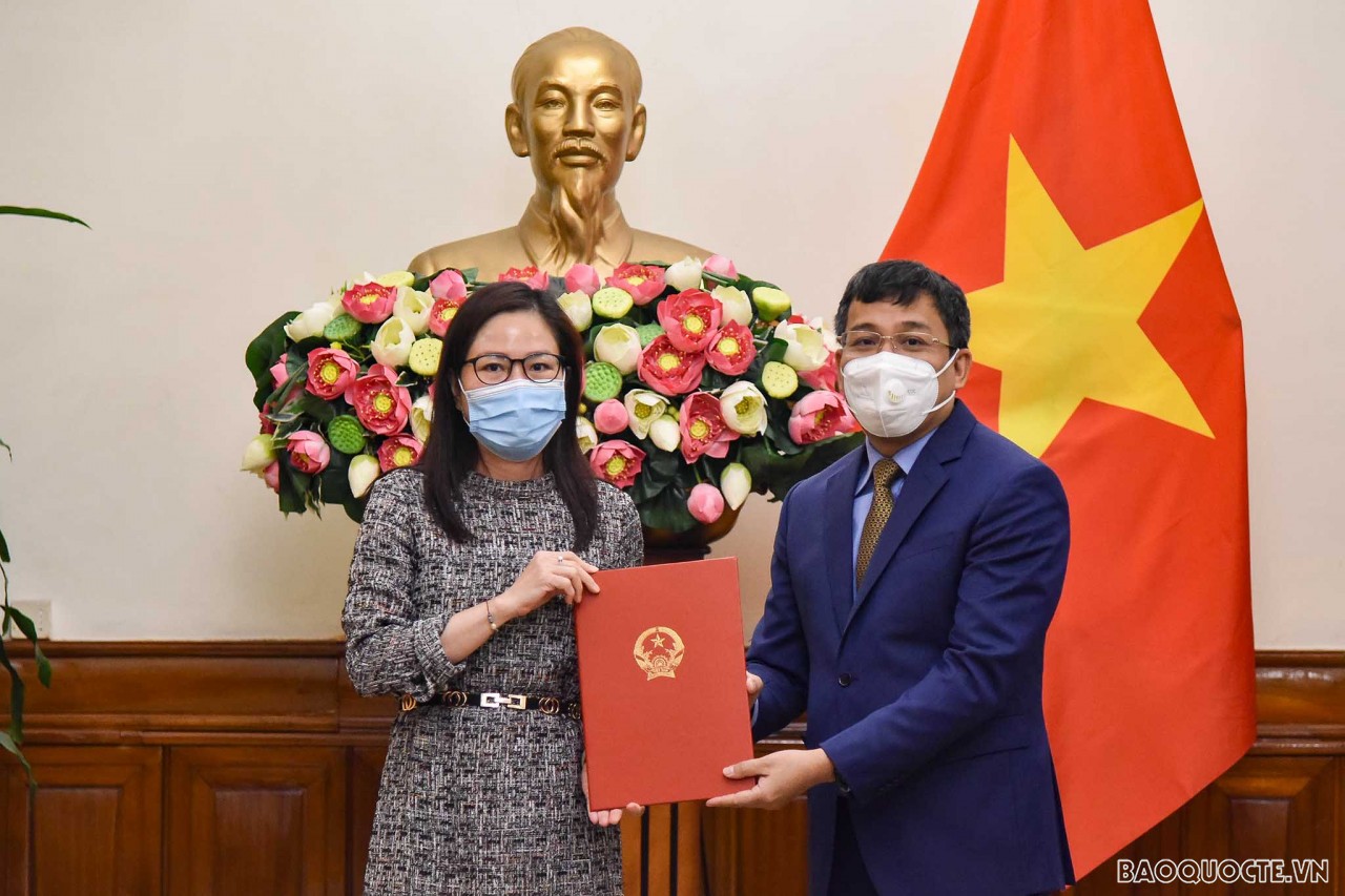 Thứ trưởng Ngoại giao Nguyễn Minh Vũ trao quyết định điều động và bổ nhiệm cán bộ cấp Vụ