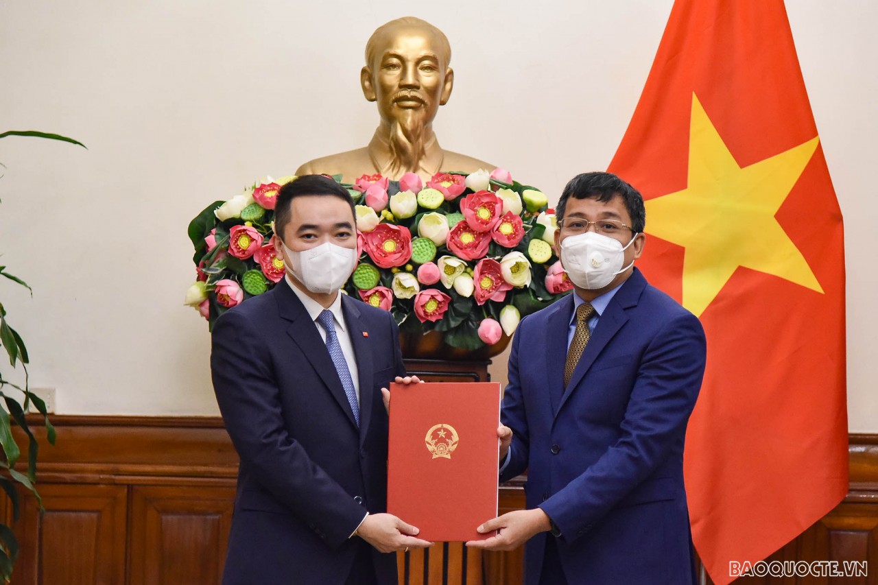 Thứ trưởng Ngoại giao Nguyễn Minh Vũ trao quyết định điều động và bổ nhiệm cán bộ cấp Vụ