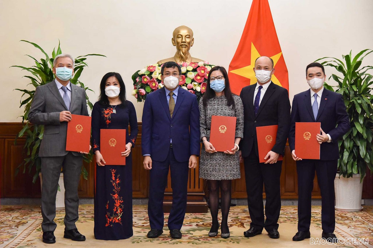 Thứ trưởng Ngoại giao Nguyễn Minh Vũ trao quyết định điều động và bổ nhiệm cán bộ cấp Vụ