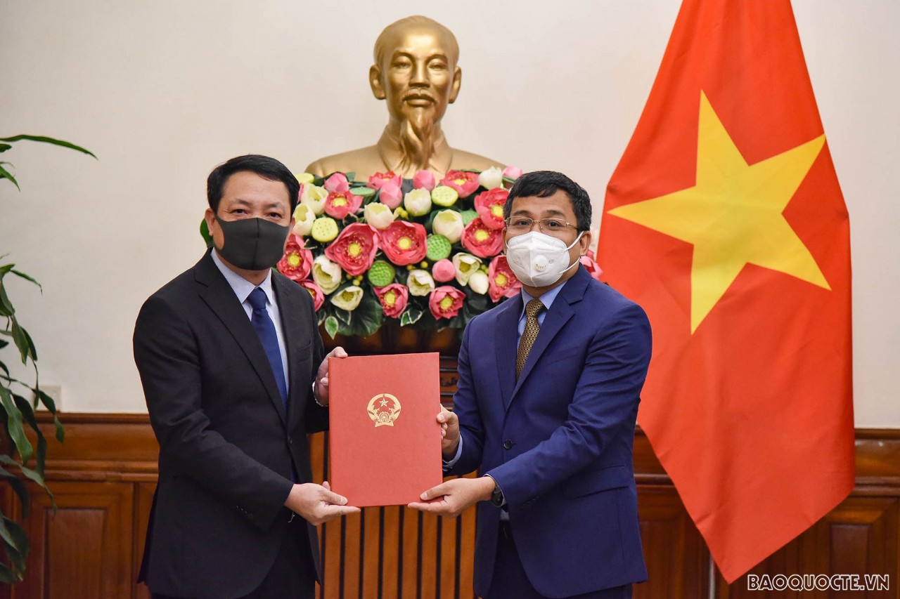 Thứ trưởng Ngoại giao Nguyễn Minh Vũ trao quyết định điều động và bổ nhiệm cán bộ cấp Vụ