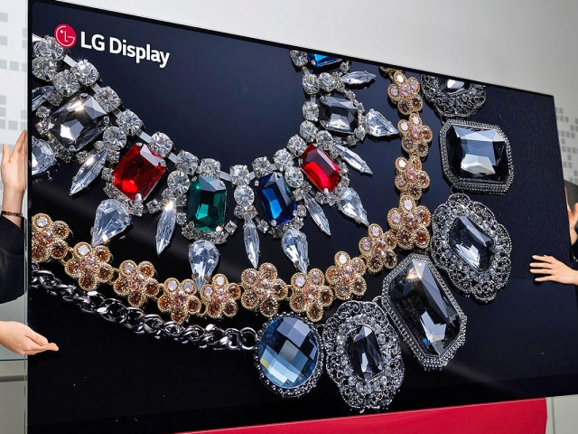Lộ diện TV OLED 8K siêu lớn đầu tiên thế giới