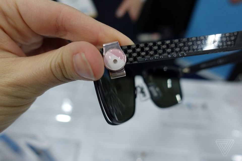 Cảm biến trên móng tay, theo dõi thời gian đi dưới nắng cam bien tren mong tay theo doi thoi gian di duoi nang