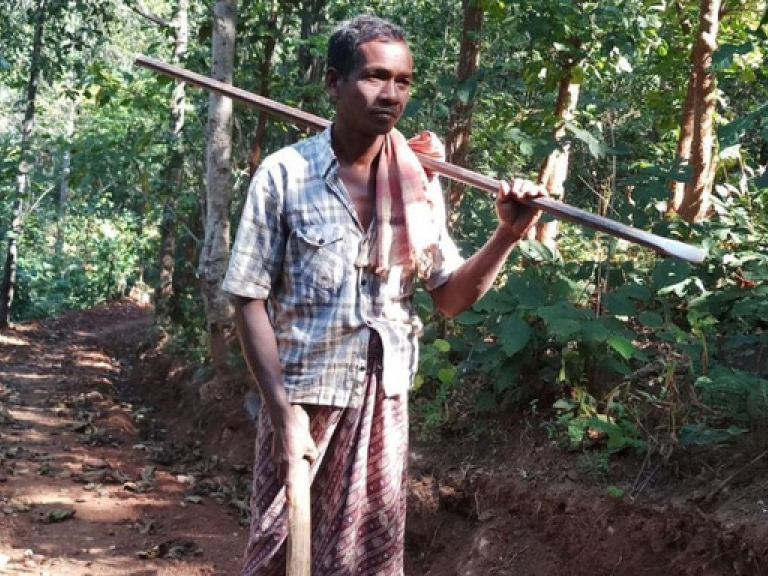 Người đàn ông đào 8km xuyên núi mở đường cho con đến trường