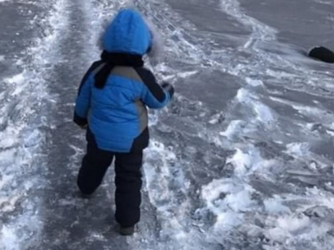 Lạ lùng hiện tượng tuyết đen như than