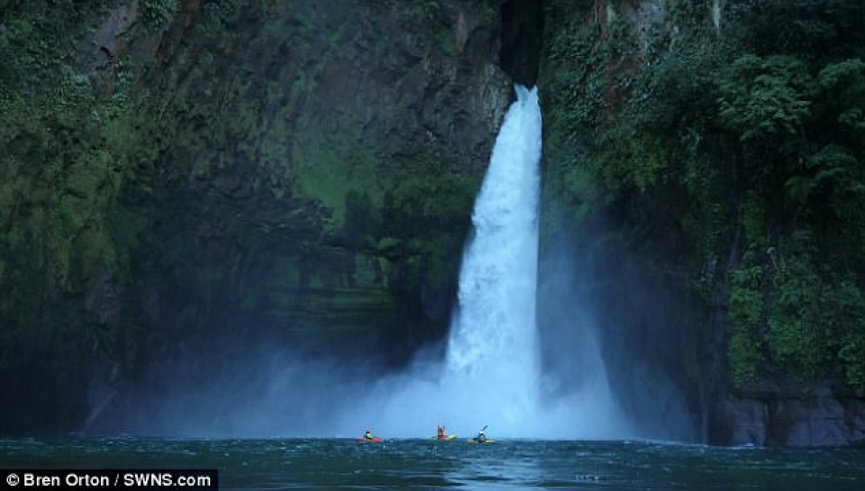 Chèo xuồng lao xuống thác nước cao 40m để lập kỷ lục cheo xuong lao xuong thac nuoc cao 40m de lap ky luc