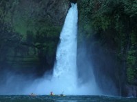 Chèo xuồng lao xuống thác nước cao 40m để lập kỷ lục