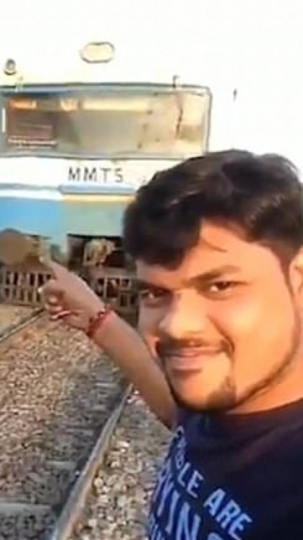 Ấn Độ: Mải "sống ảo", thanh niên bị suýt bị đoàn tàu lấy mạng