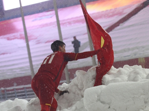 Tiền vệ Duy Mạnh nói gì về hành động cắm Quốc kỳ trên tuyết?