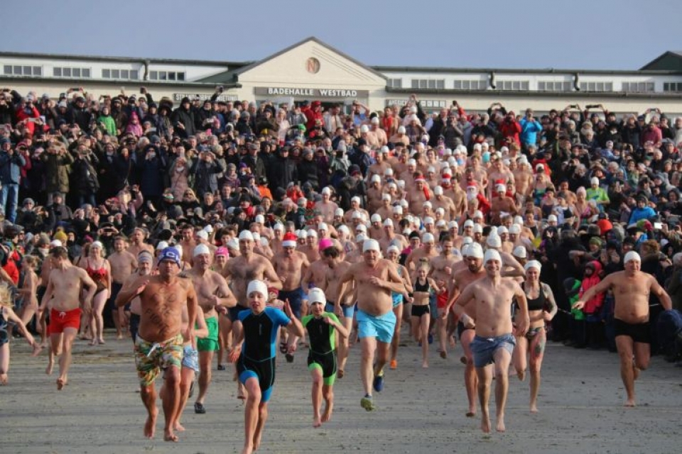 nguoi dan chau au no nuc tam nuoc lanh cong de chao nam moi