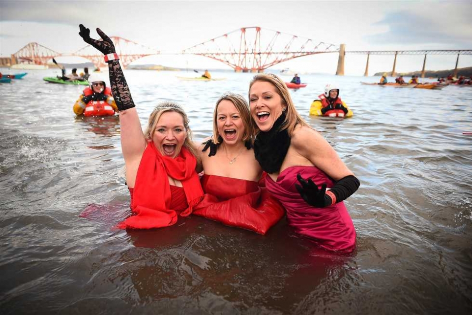 nguoi dan chau au no nuc tam nuoc lanh cong de chao nam moi