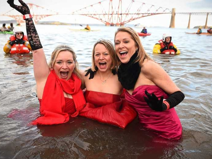 Người dân châu Âu nô nức tắm nước lạnh cóng để chào Năm mới