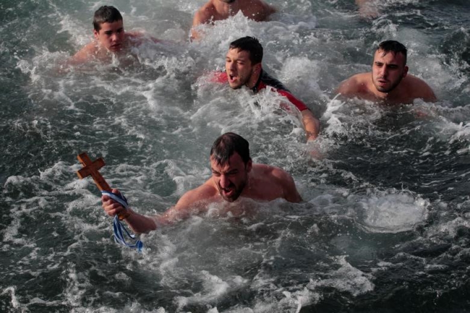 nguoi co doc giao nhay xuong dong song bang gia mung le hien linh