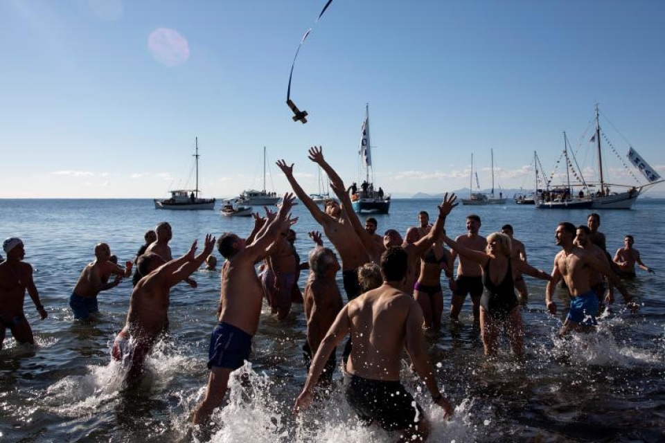 nguoi co doc giao nhay xuong dong song bang gia mung le hien linh