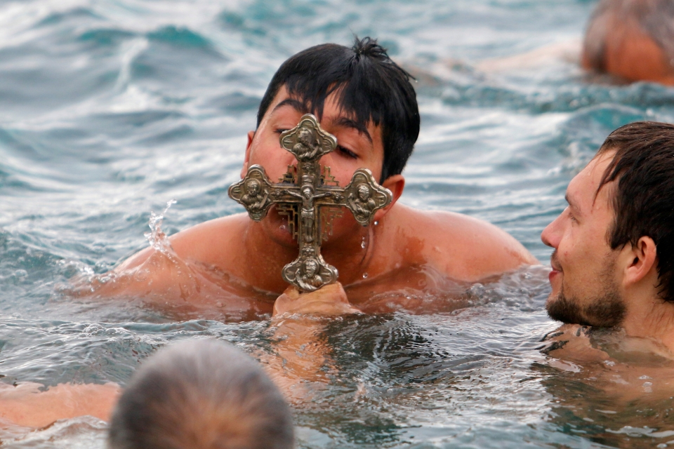 nguoi co doc giao nhay xuong dong song bang gia mung le hien linh