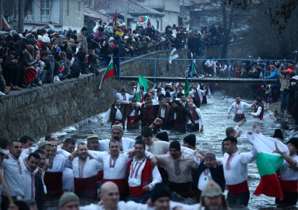 nguoi co doc giao nhay xuong dong song bang gia mung le hien linh