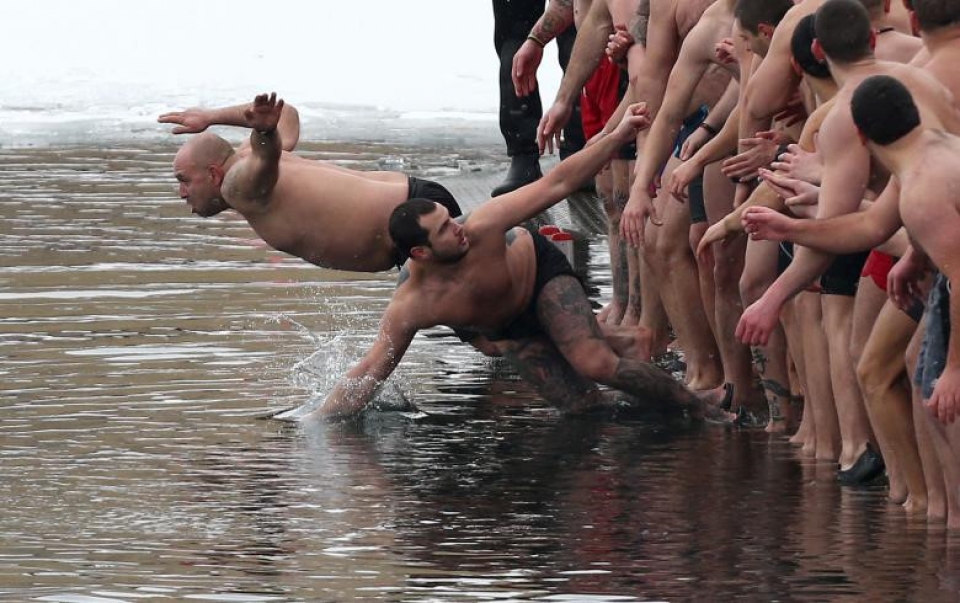 nguoi co doc giao nhay xuong dong song bang gia mung le hien linh