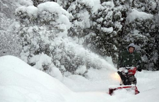 Châu Âu 'tê liệt' trong tuyết trắng