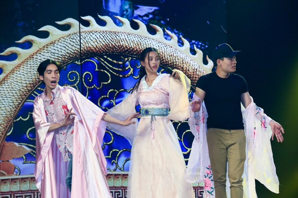 he lo hinh anh hoa hau tieu vy dien xuat chiu choi trong tao xuan ky hoi