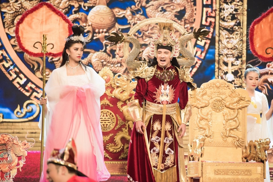 he lo hinh anh hoa hau tieu vy dien xuat chiu choi trong tao xuan ky hoi