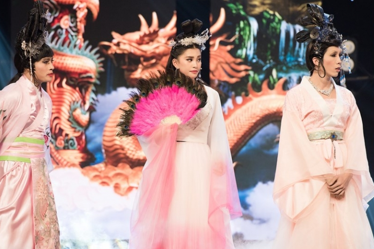 Hé lộ hình ảnh Hoa hậu Tiểu Vy diễn xuất "chịu chơi" trong Táo Xuân Kỷ Hợi