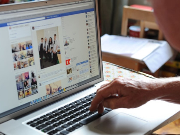 Người cao tuổi Mỹ dễ mắc bẫy chia sẻ tin giả trên Facebook