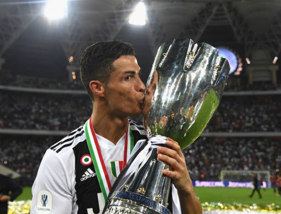 Ronaldo rạng rỡ trong ngày giành danh hiệu đầu tiên cùng Juventus ronaldo rang ro trong ngay gianh danh hieu dau tien cung juventus