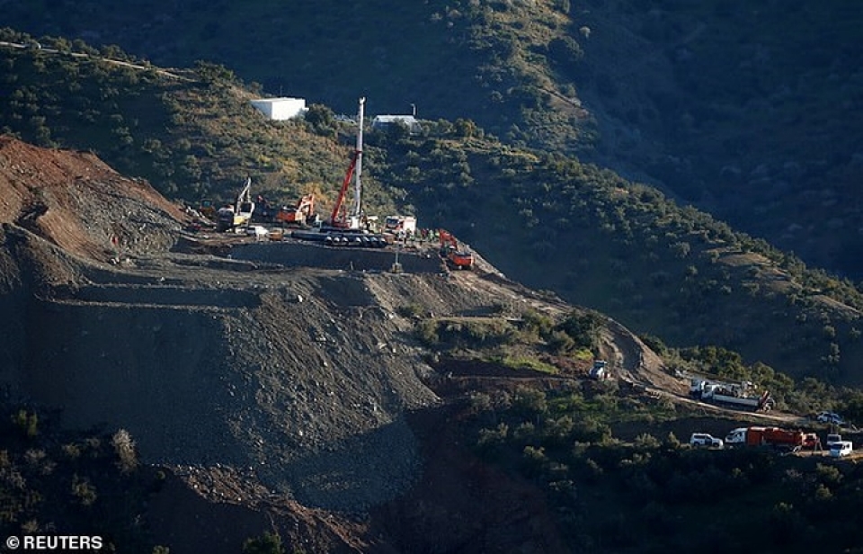 nin tho cho giai cuu be 2 tuoi roi xuong gieng sau 100m