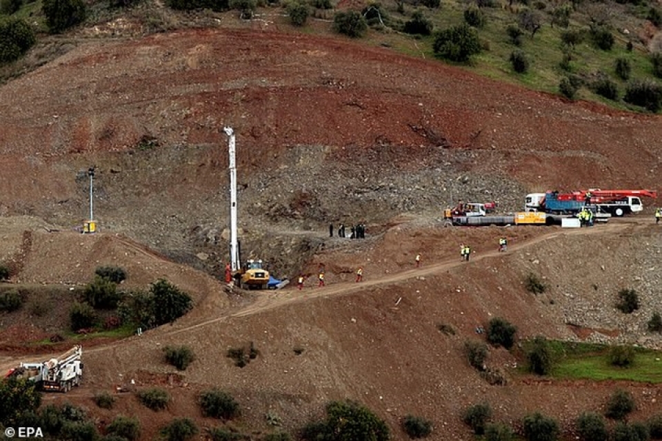 nin tho cho giai cuu be 2 tuoi roi xuong gieng sau 100m