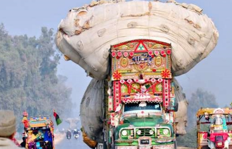 Kinh ngạc trước những “siêu xe” chở hàng quá tải đến khó tin